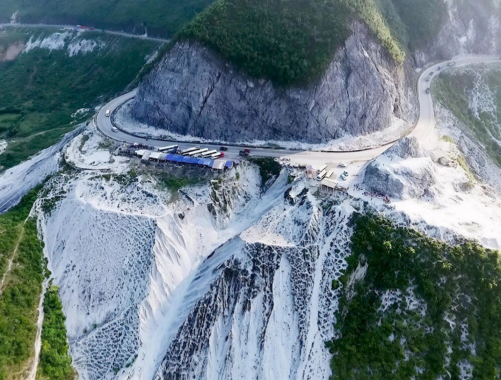 Thung Khe Pass boasts an unexpectedly magnificent beauty